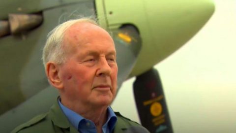 95-Year-Old Luftwaffe Ace Tries Out Spitfire For First Time – Gives Feedback | Frontline Videos