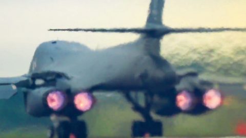 B-1 Lancer’s Takeoff Sets Off Car Alarms Yards Away | Frontline Videos