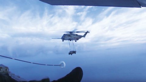 CH-53E Super Stallion Crew Refuels Like A Boss With Huge Dangling Weight | Frontline Videos