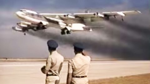 5 Old B-52s Take Off 14 Seconds Apart | Frontline Videos