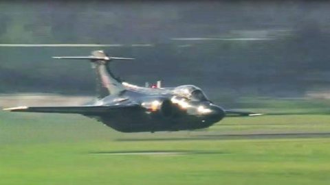 Blackburn Buccaneer – Rarest Nuclear Bomber Pulls Off Phenomenal Low Flyby | Frontline Videos