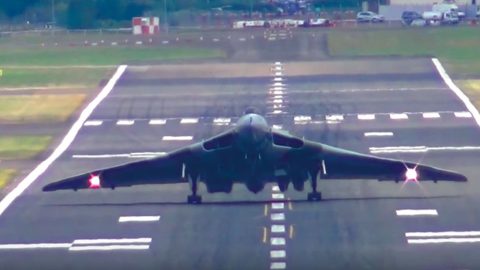 Vulcan Pilot Does A ‘Head-On Wheelie Style’ Landing To Air Brake | Frontline Videos