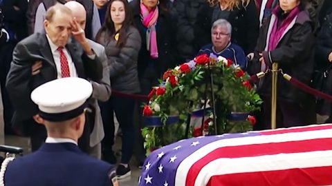 Bob Dole Rises From Wheelchair And Salutes Late George H.W. Bush To Pay His Respects | Frontline Videos