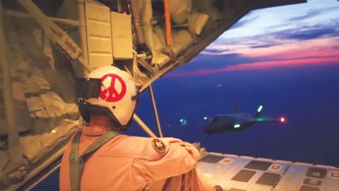 Crew Captures A Beautiful Nighttime F-35 Mid-Air Refueling | Frontline Videos